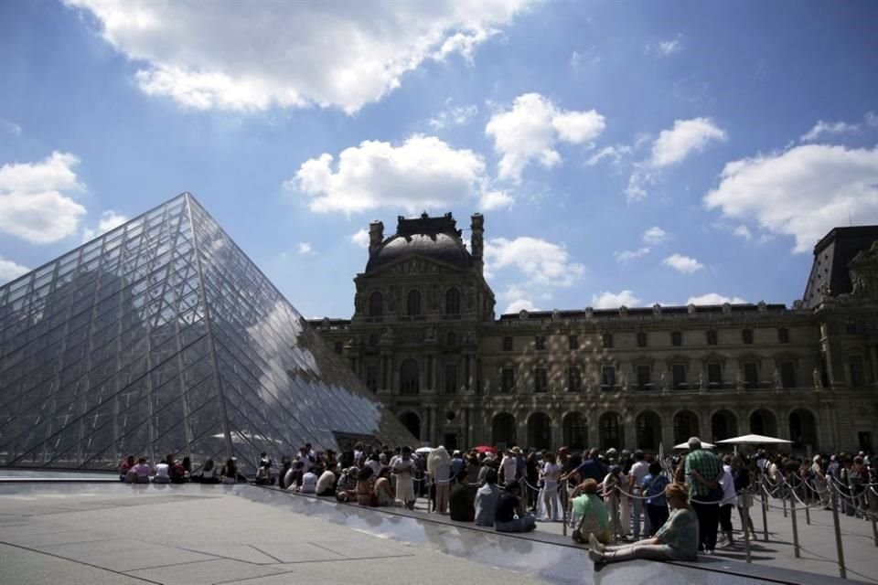 El Museo del Louvre es el más visitado del mundo; el año pasado registró  8.7 millones de visitantes.