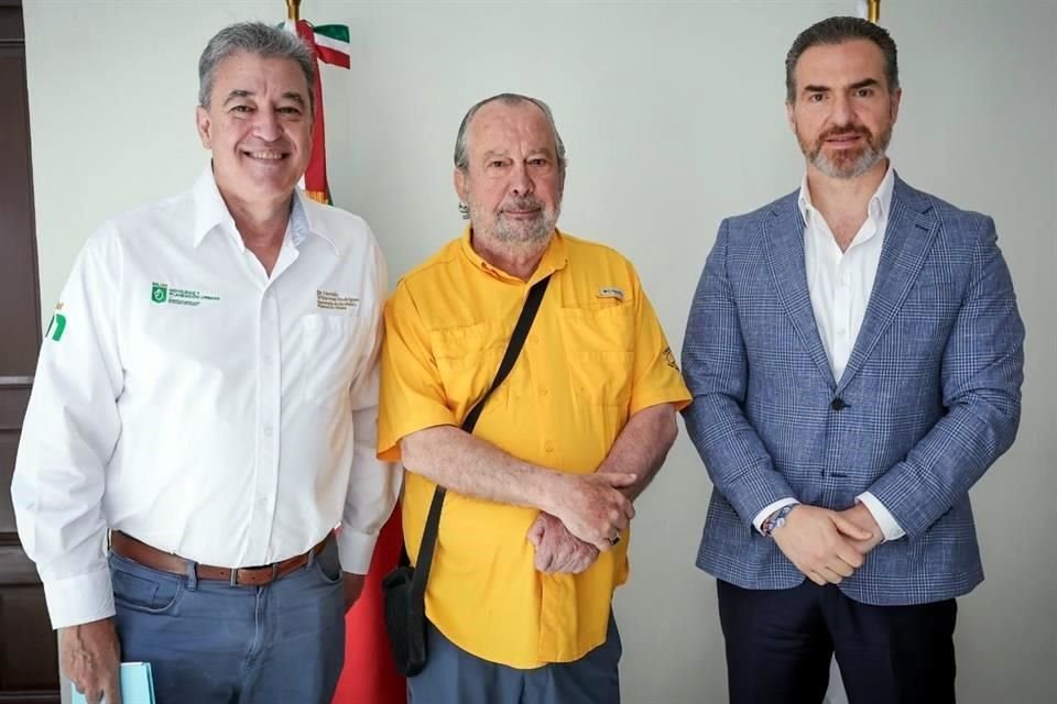 Hernán Villarreal, Secretario de Movilidad; Mauricio Fernández, Alcalde de San Pedro, y Adrián de la Garza, de Monterrey.