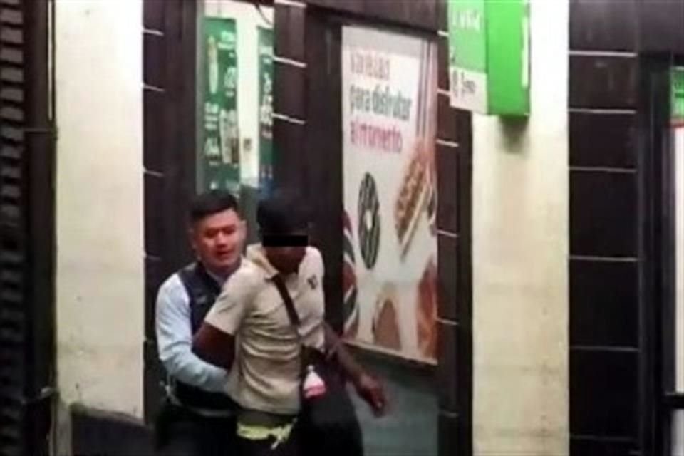 Autoridades detuvieron a Ángel G., de 42 años, a unos metros de la tienda.