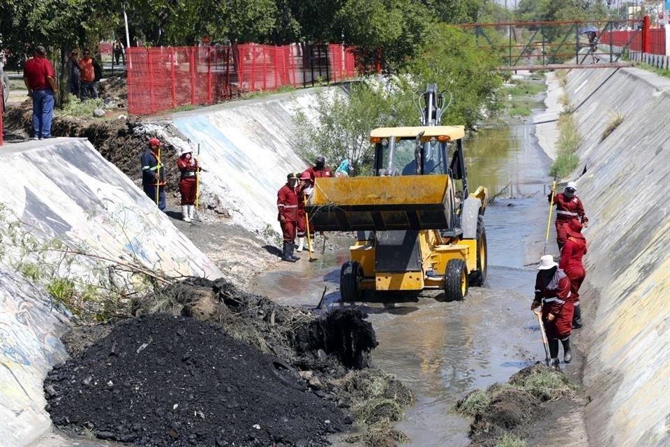 El Municipio de Escobedo utilizó maquinaria pesada para las labores.