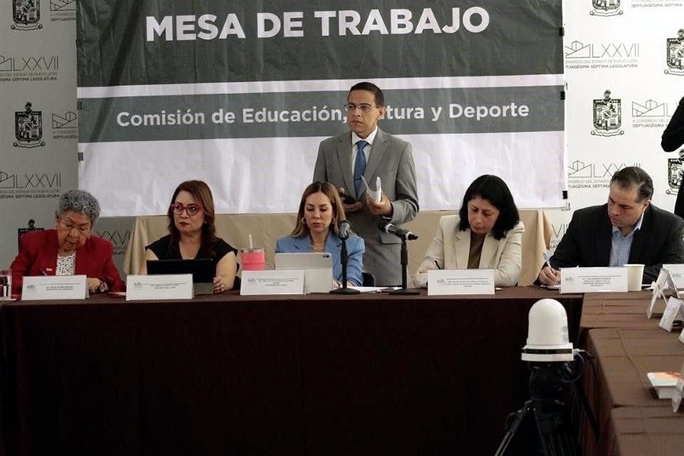 En mesa de análisis por Ley de Educación, familias, maestros e IP piden limitar salones a 30 alumnos y hacer operativo mochila permanente.