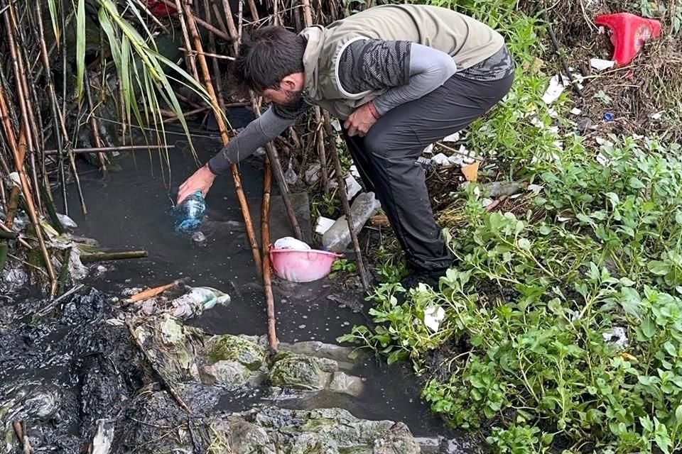 Juan Pablo Chávez, especialista hídrico y director de Agua Regia, tomó muestras de las descargas de AyD al Río Pesquería y con análisis de laboratorio detectó contaminantes.