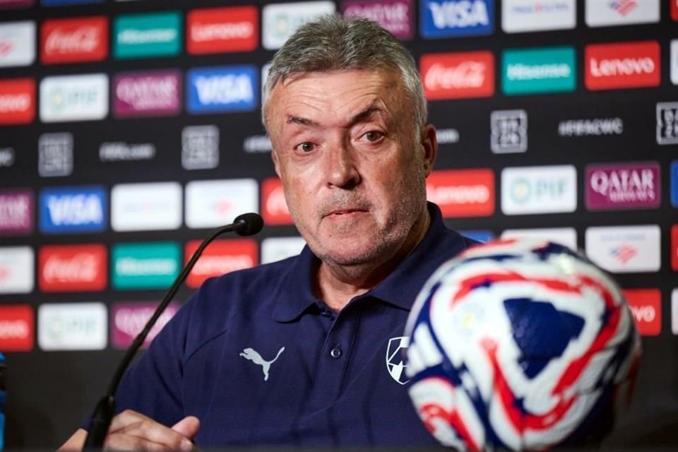 Domenec Torrent durante la conferencia de prensa de Rayados de este lunes, en Los Ángeles.