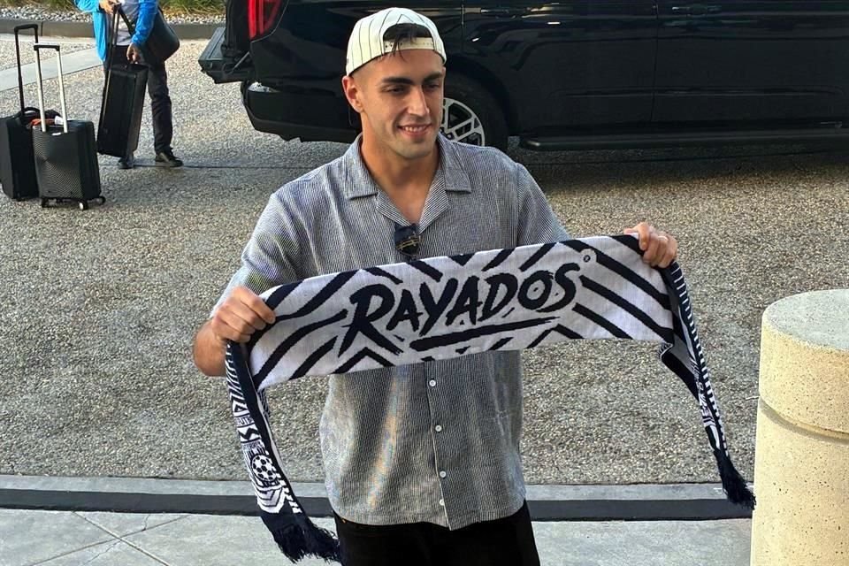 El nuevo arquero de Rayados ya se encuentra integrado junto al resto del plantel.