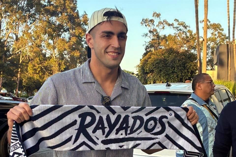 El nuevo arquero de Rayados ya se encuentra integrado junto al resto del plantel.