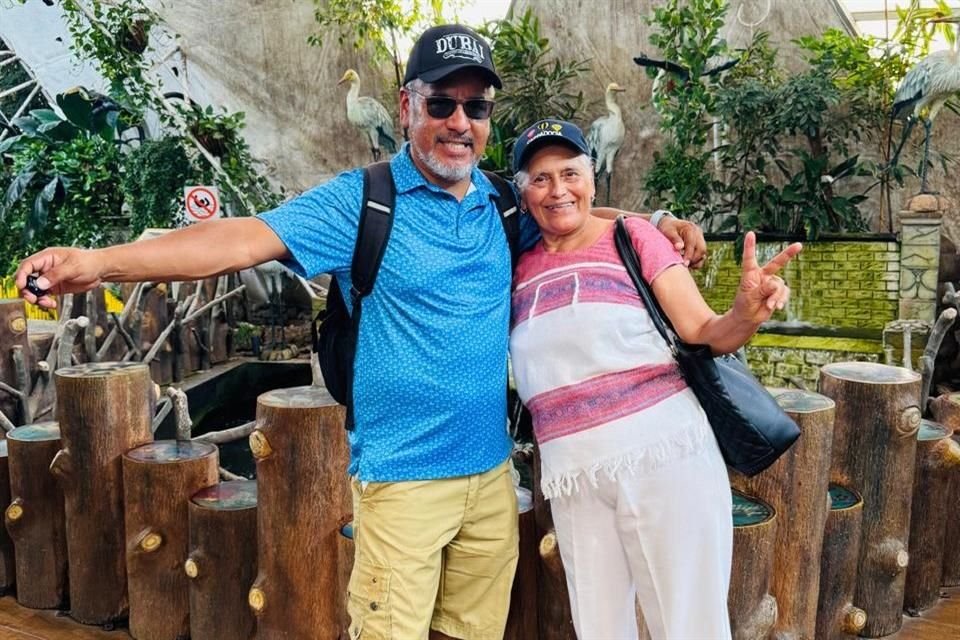 Carlos Alberto Cuevas García y su madre viajaron a Israel para visitar Tierra Santa, pero debido al conflicto bélico no han podido regresar.
