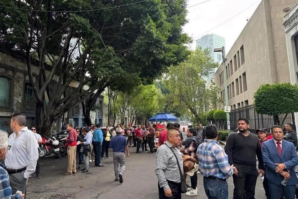 Los trabajadores del Poder Judicial acudieron ayer a la Secretaría de Gobernación para sostener un diálogo.