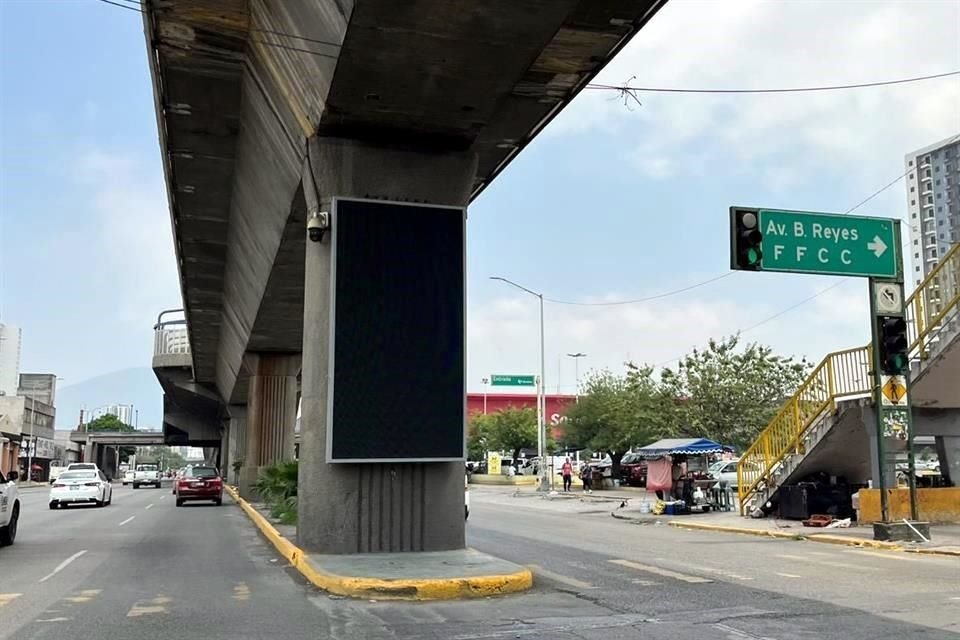 El Municipio de Monterrey ya quitó los sellos de clausura a las pantallas instaladas en columnas de la Línea 1 del Metro.