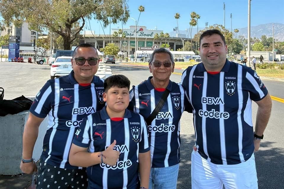 Roberto González, Juan Reyes y compañía visitaron desde ayer el Rose Bowl, donde hoy juega el Monterrey.