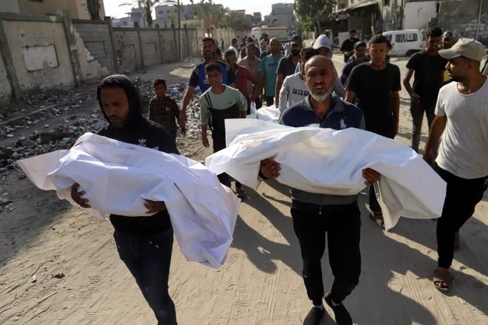 Tanques israelíes dispararon contra una multitud que intentaba obtener ayuda de camiones en Gaza, según médicos palestinos.