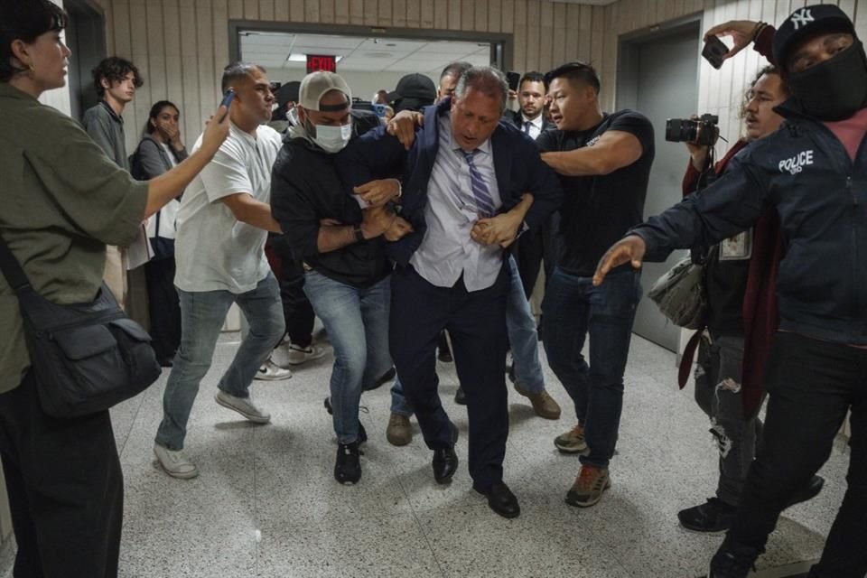 El contralor de la Ciudad de Nueva York, Brad Lander fue arrestado por agentes de ICE y del FBI afuera de un tribunal de migración.