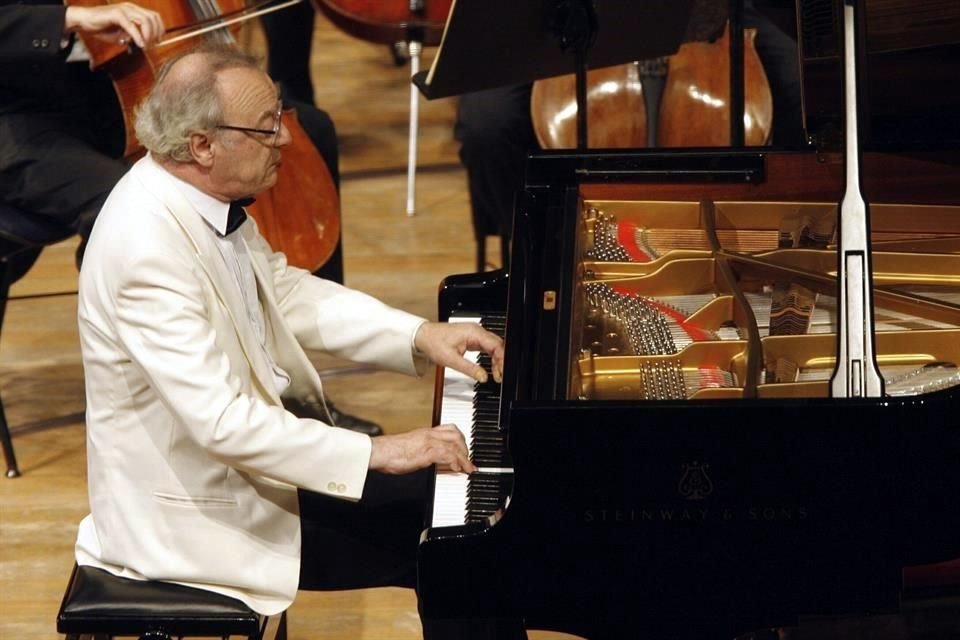 El célebre pianista y poeta Alfred Brendel murió este martes a los 94 años, en Londres, donde radicó los últimos 50 años de su vida.