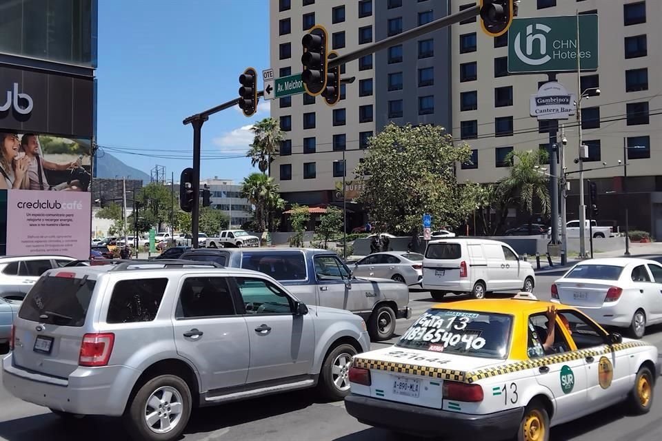 Conductores y choferes sufrieron la falla de los semáforos.