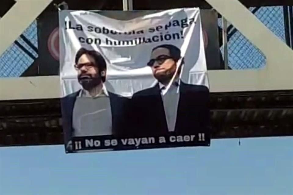 Una manta contra los directivos de Tigres fue colgada la mañana de este martes.