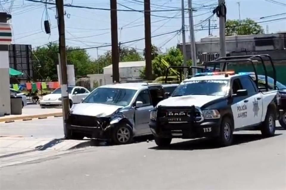 Los ahora detenidos viajaban en una van, que estrellaron contra un poste en Prolongación Pablo Livas, en el cruce con Las Torres, en la Colonia Villaluz.