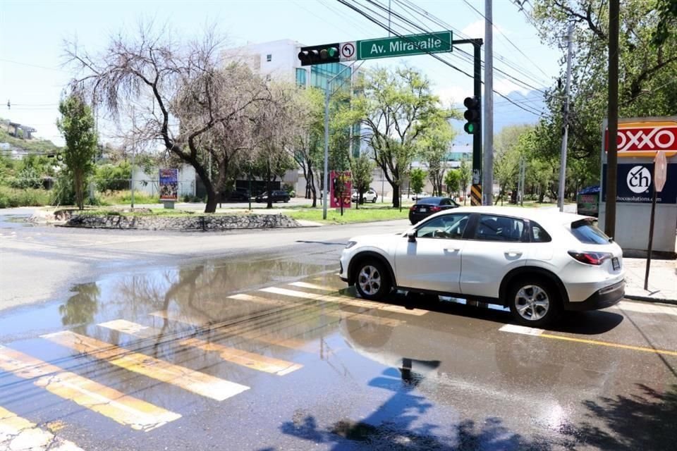 Vecinos de la Col. Miravalle, en Monterrey, reclaman a AyD por fuga de aguas negras que afecta hasta Calzada San Pedro desde hace un mes.