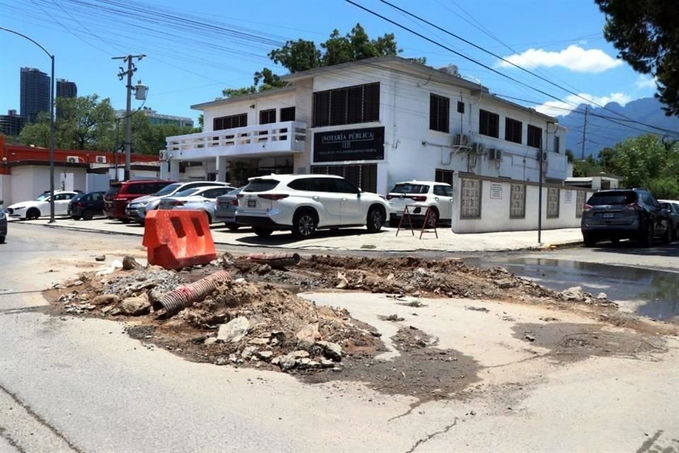 Vecinos de la Col. Miravalle, en Monterrey, reclaman a AyD por fuga de aguas negras que afecta hasta Calzada San Pedro desde hace un mes.