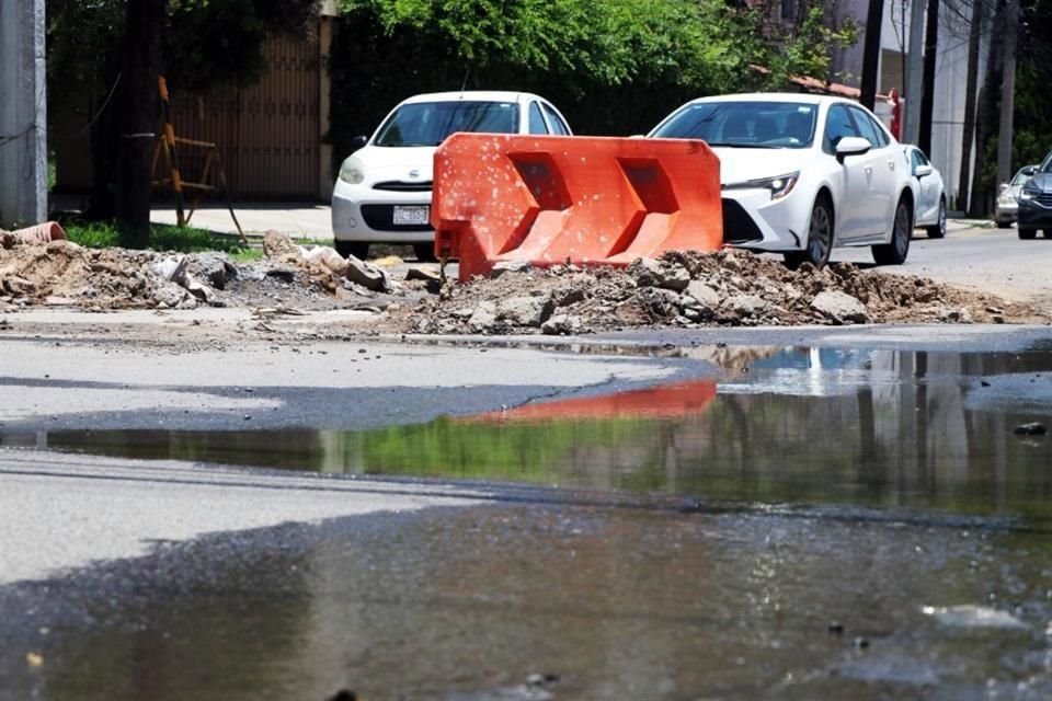 Vecinos de la Col. Miravalle, en Monterrey, reclaman a AyD por fuga de aguas negras que afecta hasta Calzada San Pedro desde hace un mes.