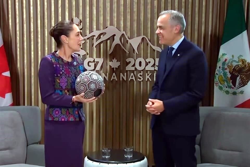 La Presidenta Claudia Sheinbaum le regaló al Primer Ministro de Canadá un balón de fútbol.