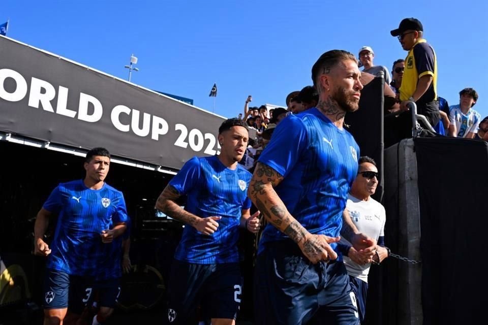 Encabezados por Sergio Ramos, el Monterrey salta a la cancha del Rose bowl para el calentamiento.