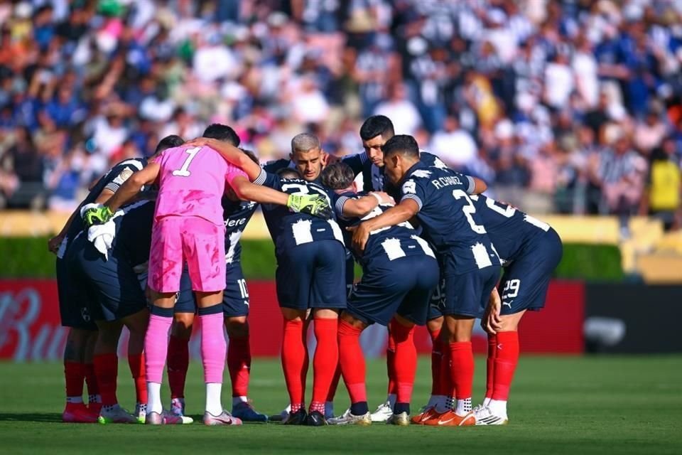 Jugadores de Rayados en el aliento previo al inicio del partido.