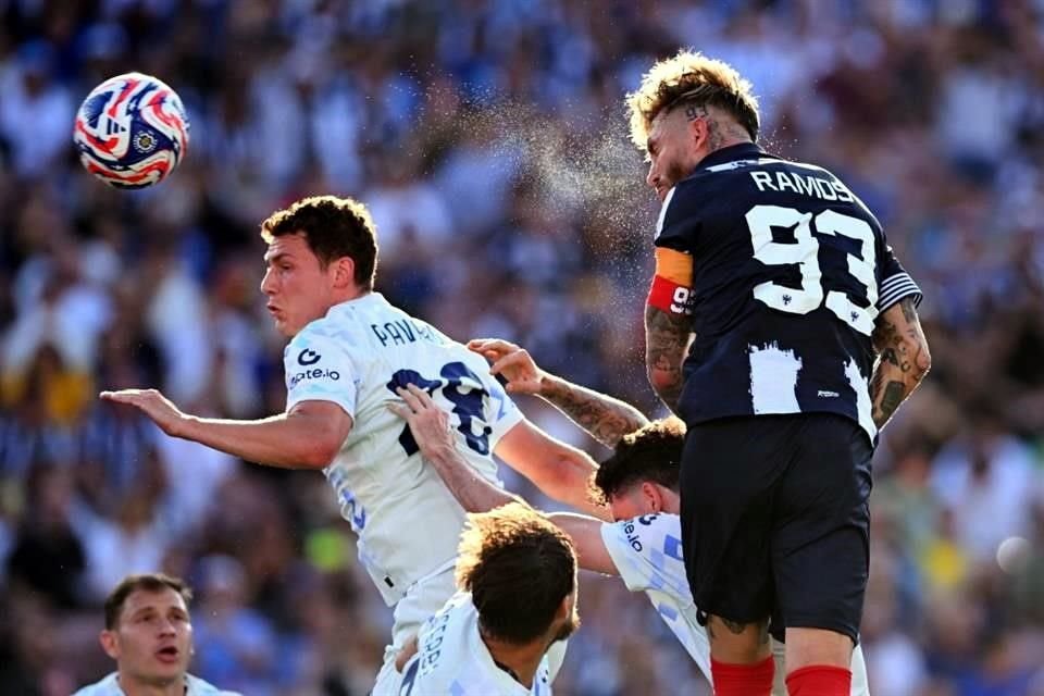 Ramos (número 93) en el momento exacto en que conecta con la cabeza un servicio de tiro de esquina para anotar.
