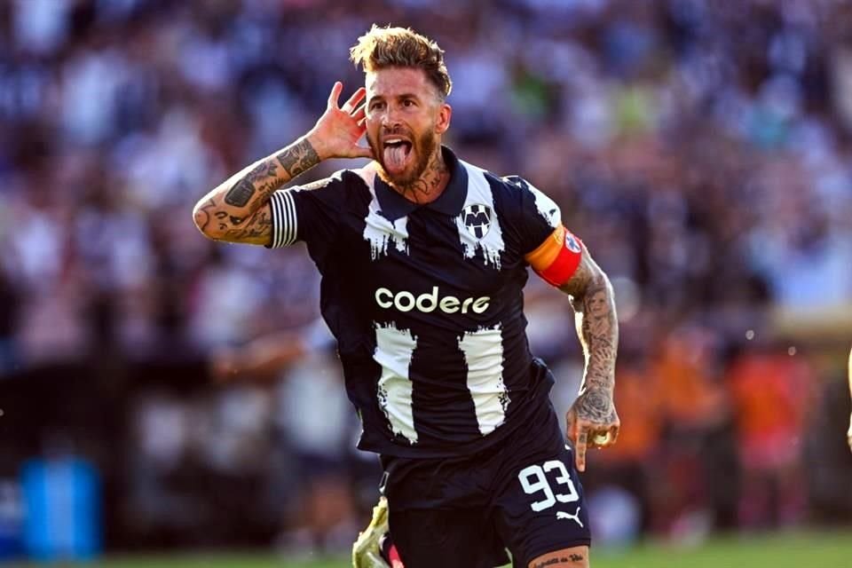 El legendario defensa español enloqueció a los seguidores del Monterrey..