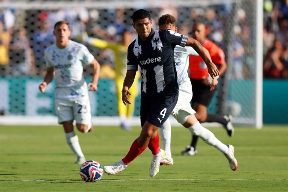 Víctor Guzmán y el resto de la defensiva de Rayados tuvieron mucho trabajo.