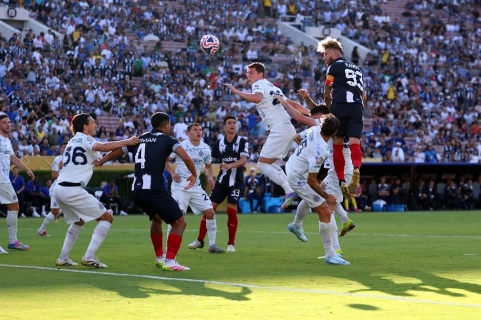 A los 24 minutos, Sergio Ramos (número 93) pegó un gran salto para marcar su gol.