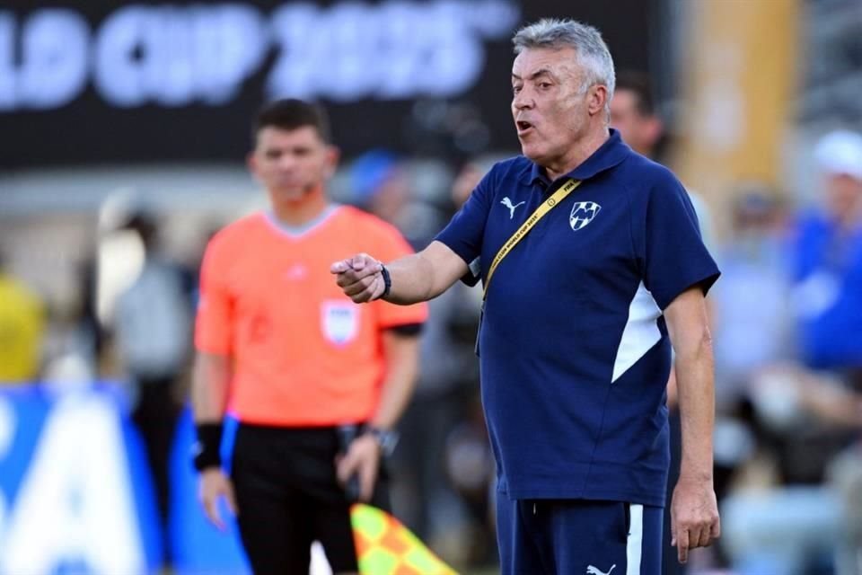 Domenec Torrent se presentó en un partido oficial como técnico del Monterrey.