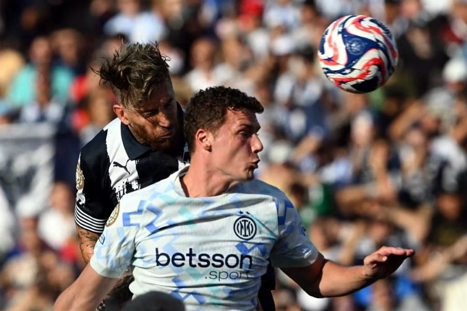 Otro angulo del gran remate con la cabeza del capitán Ramos.