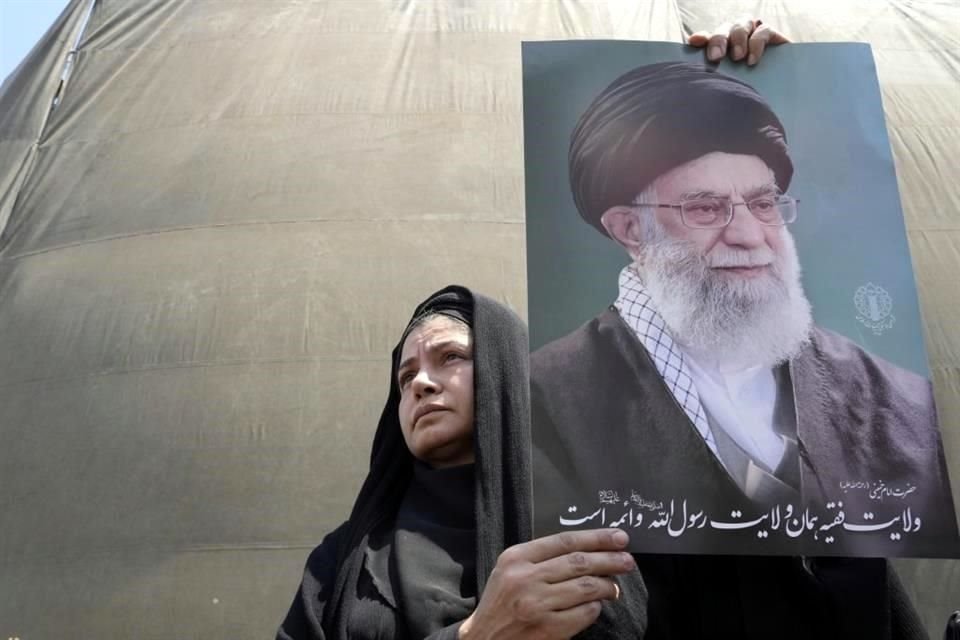 Una manifestante sostiene un cartel con la imagen del líder supremo de Irán, el ayatolá, Ali Jamenei, en una concentración contra Israel, en Teherán, Irán.