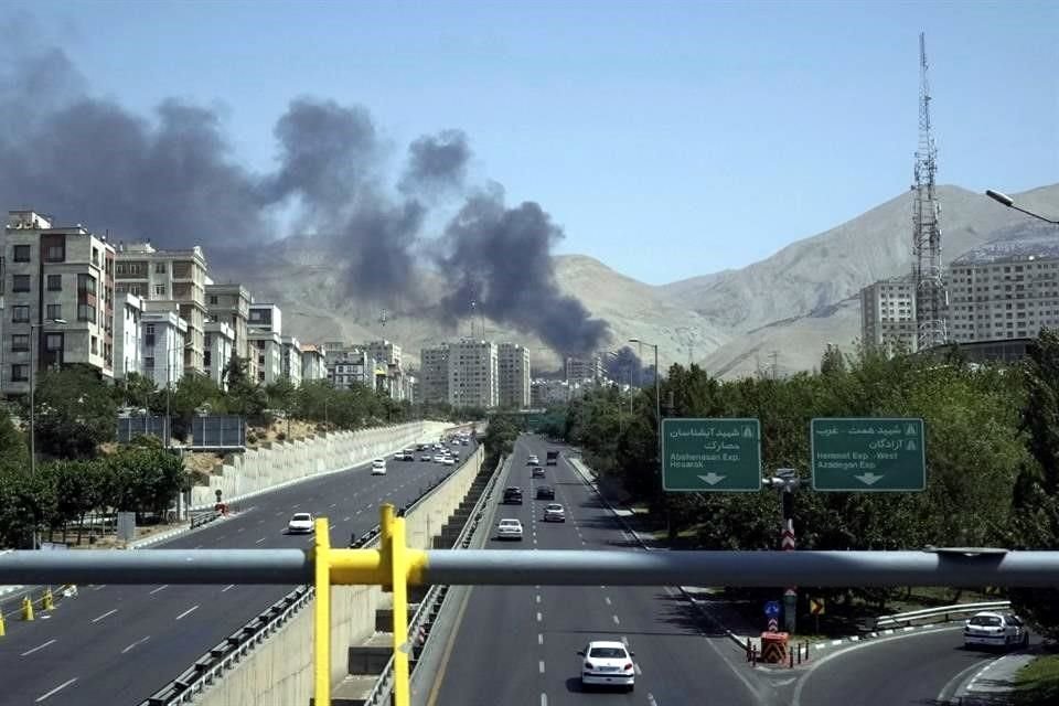 Una columna se levanta de una instalación de depósito de petróleo alcanzada por un ataque israelí, el lunes 16 de junio de 2025, en Teherán, Irán.