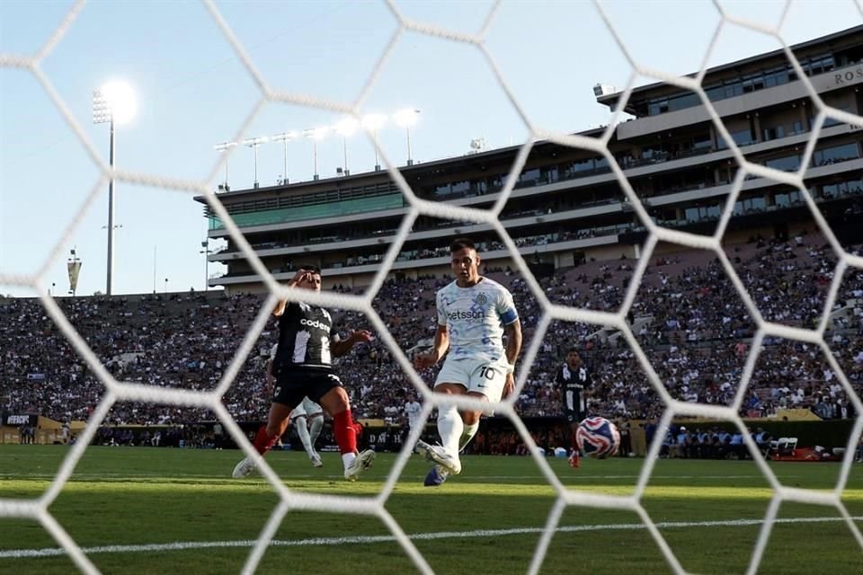 Ya sin portero, Lautaro Martinez sólo tuvo que empujar empujó el balón con su pierna derecha para el empate.