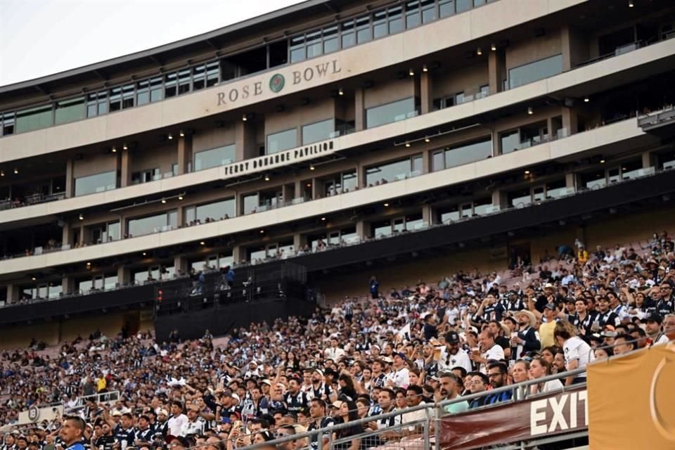 Un aspecto de la grada del mítico Rose Bowl que registró una asistencia oficial de 40 mil 311 aficionados.