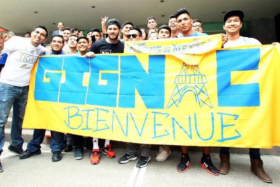 Hace una década, André-pierre Gignac fue recibido con cariño por la afición de Tigres en el aeropuerto.