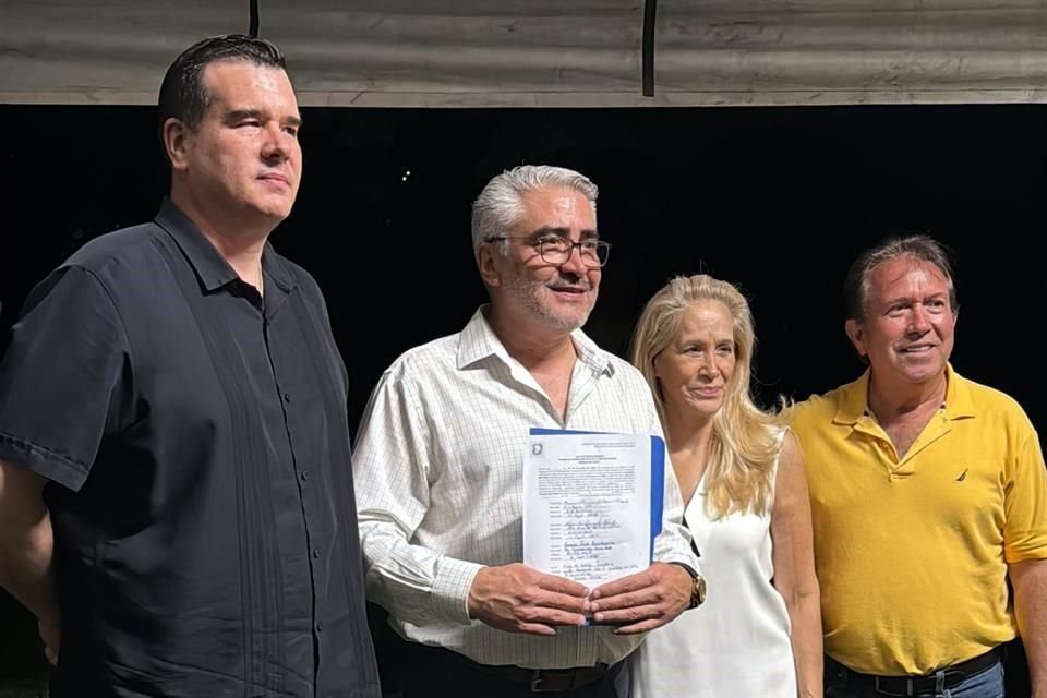 Javier Villarreal (segundo de izq. a der.), de la planilla Todos Somos Fuentes, ganó la votación según el Municipio.