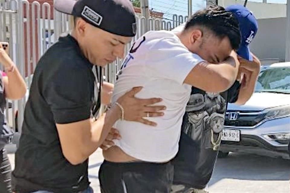 Los cinco músicos y su chofer reportados como desaparecidos volvieron por sí mismos a sus casas, reportando ser levantados y golpeados. Uno (de blanco) batalló ayer para caminar al ir a declarar.