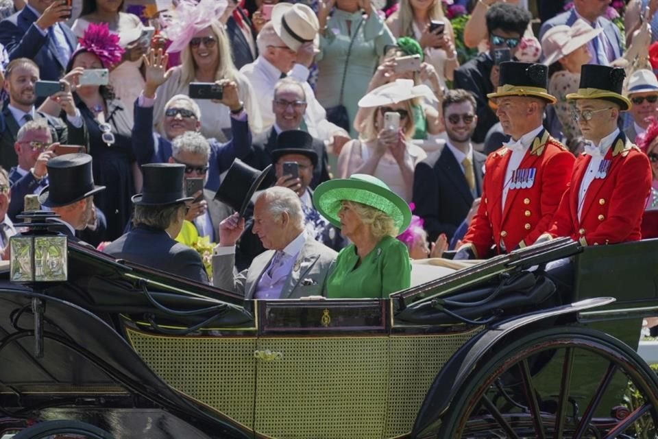 Ante su ausencia, Guillermo, de 42 años, se unió a la comitiva en el primer carruaje junto al Rey Carlos III, la Reina Camila y el Príncipe Saud bin Khalid Al Saud.