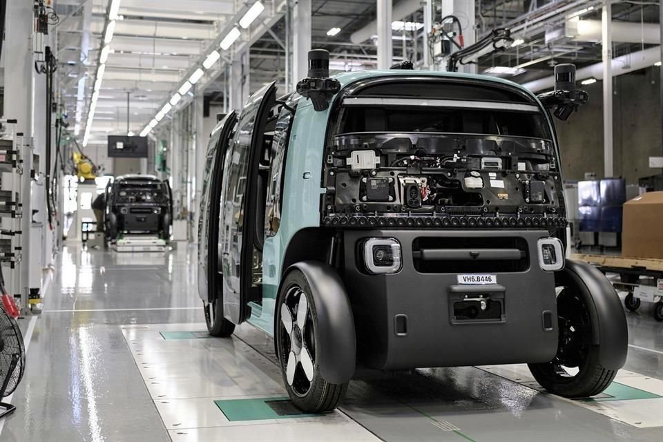 En esta foto proporcionada por Zoox se muestra el ensamblaje de robotaxis de la empresa en una fábrica de 20 mil 440 metros cuadrados ubicada en Hayward, California.