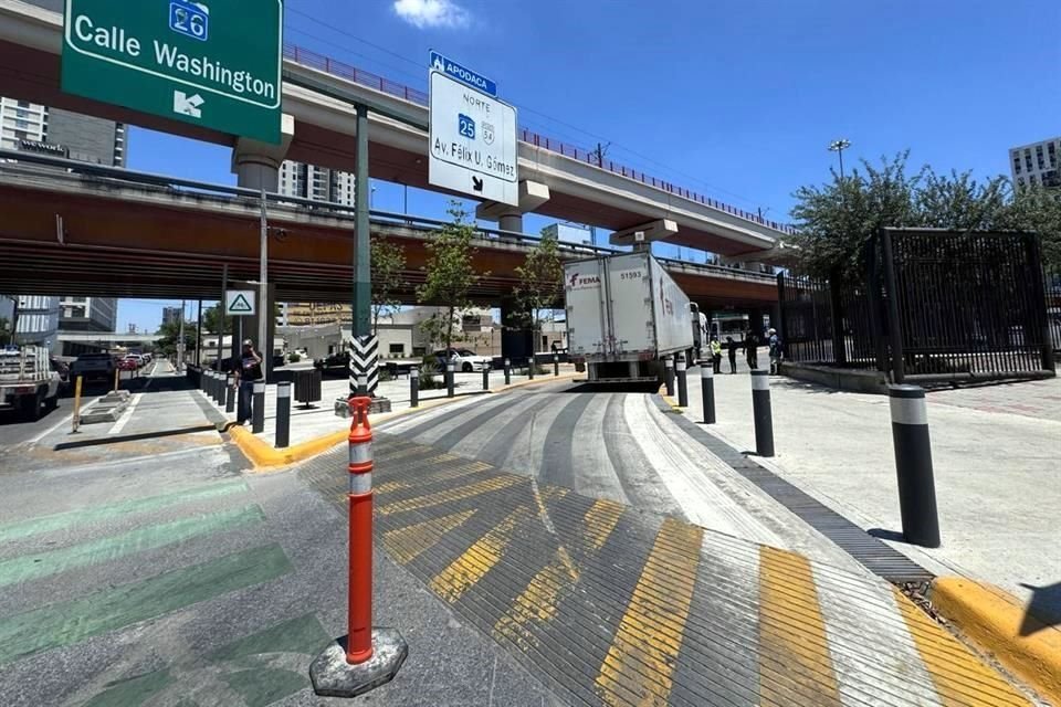 Por las dimensiones de la unidad, no alcanzó a dar la vuelta y chocó contra los bolardos colocados en la entrada al parque canino de Fundidora.
