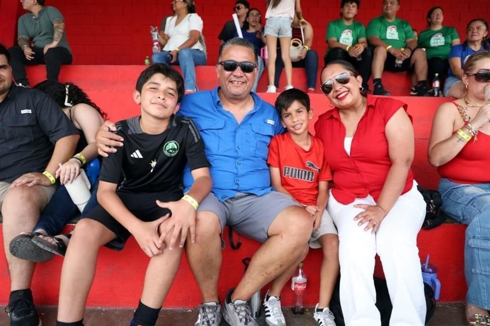 Rodrigo Treviño, Alejandro Treviño, Leonardo Treviño y Mony Myorga de Treviño