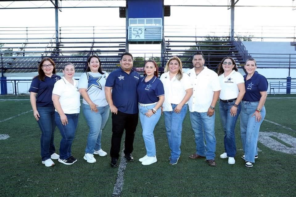 Danna Vázquez, Verónica Martínez, Lesslie López, David García, Ivonne Lozano, Gaby Montemayor, Mario Perales, Aime Bautista y Carolina Jiménez, integrantes de la directiva del Club Vaqueros.