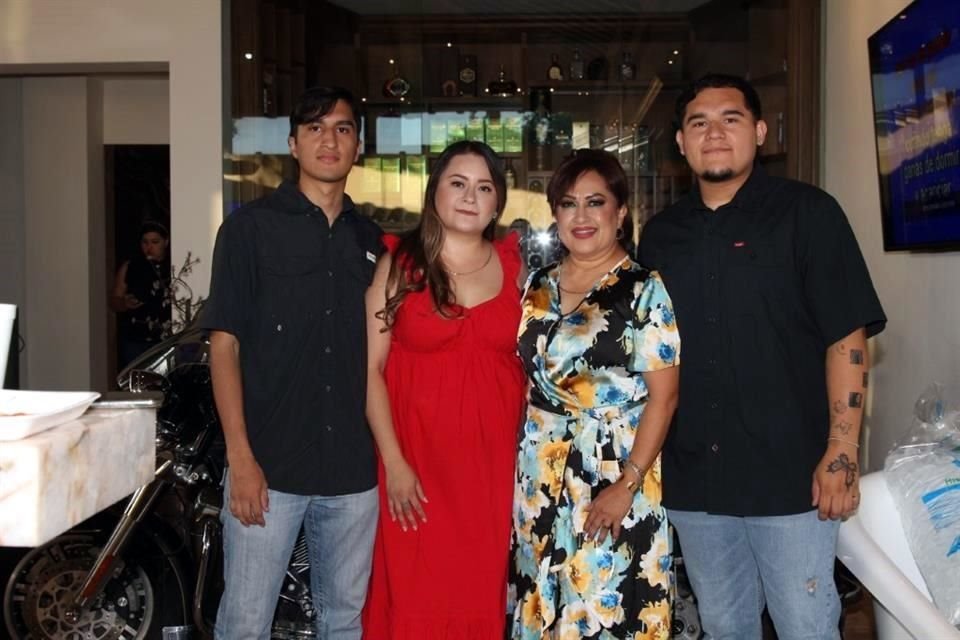 Alan Izaguirre, Devani de González, Martina Falleth y Erick Izaguirre