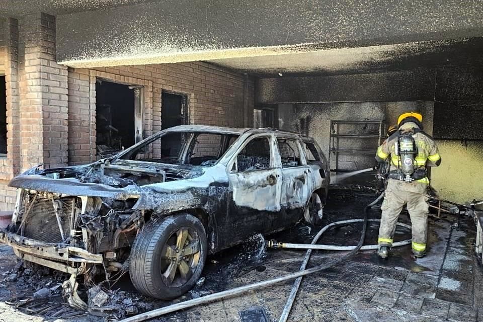 De manera preventiva las autoridades evacuaron a dos familias que están junto al domicilio afectado.
