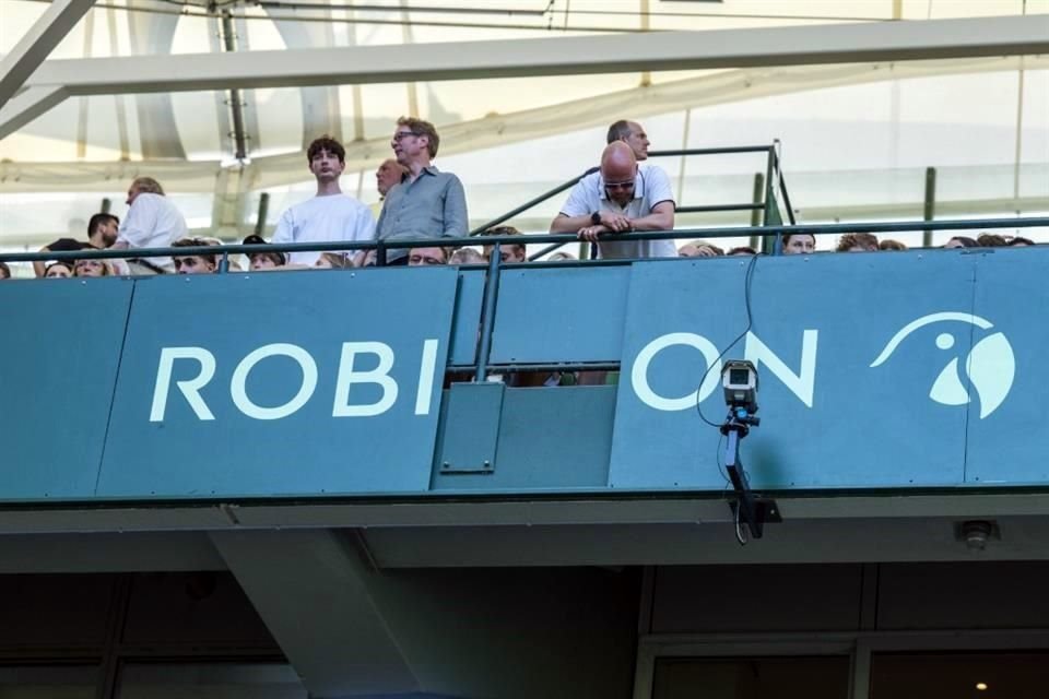 Una valla publicitaria se desprendió de las gradas y cayó en la zona de espectadores durante el torneo de tenis ATP de Halle, en Alemania.