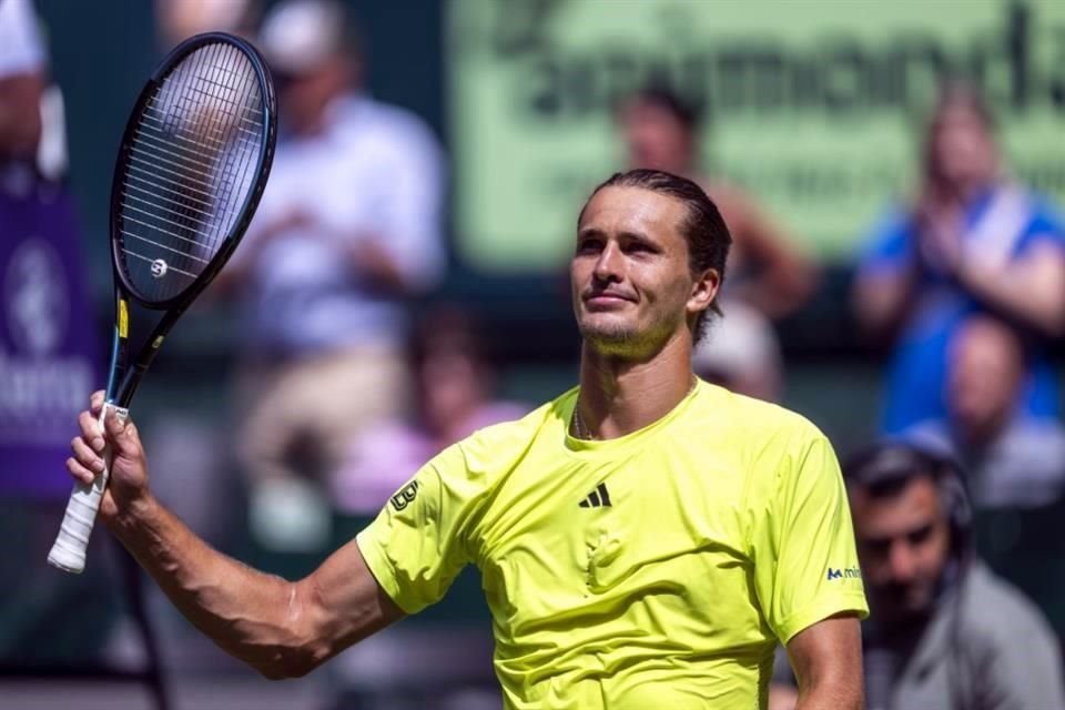 El alemán Alexander Zverev reacciona en su partido contra el estadounidense Marcos Girón, en el torneo de tenis Halle ATP, en Alemania.