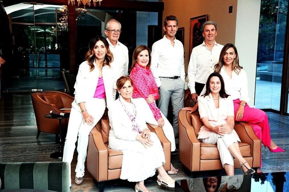 Andrés Ochoa, Eduardo Vázquez, Ernesto Milmo, María Medellín de Rodríguez, Magdalena Chapa, Norma Cavada de Cantú, Gabriela Navarro de Vázquez y Cristina Gutiérrez de Montemayor