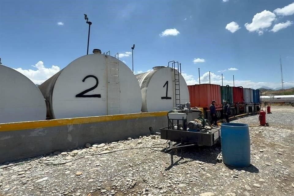 Además de combustible de procedencia ilícita, las autoridades decomisaron tres tractocamiones, 10 pipas, 10 contenedores móviles, seis tanques de almacenamiento, dos bidones con capacidad de mil litros cada uno y un tambo de 200 litros.