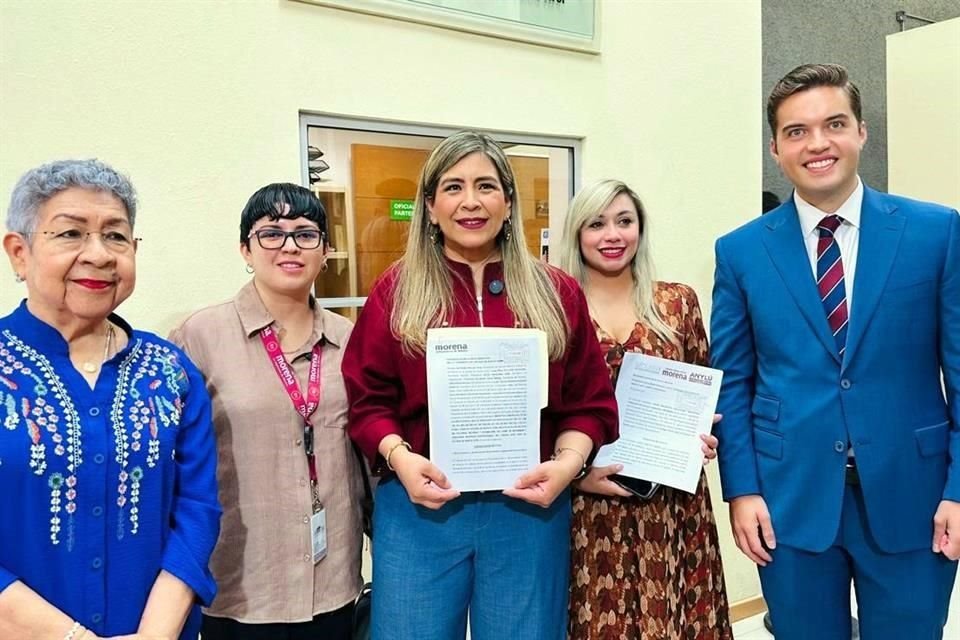 Anabel Alcocer presentó la iniciativa acompañada de la Secretaria de Mujeres de Morena, Elizabeth Banda, y los Diputados locales, Anylú Bendición Hernández, Reyna Reyes y Jesús Elizondo.